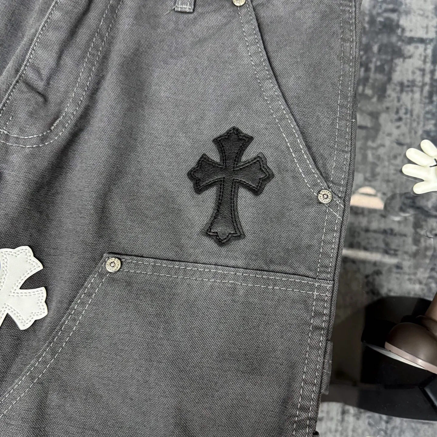 P280 Chrome hearts Cross patch leather jeans workwear logging pants Chrome hearts logging pants are here! ! ! CH Croix Heart Double Knee Cross Patch Leather Bo1 Style Logging Pants Straight-leg Work Pants B136 Croix Heart Cross Sanskrit Overalls Price 34W Level, patchwork cross pattern embellishment, high-waisted washed jeans! ! Absolutely high-end luxury products, 1.9W level god-level single products, super popular products, made by top heavy industry, not to be missed. About Zangyin, this is an extremely luxurious fashion brand, which can also be called the nobles of the high street. It has always been an exclusive brand of some hipsters or rich second generation. Compared with ordinary high streets, it is more luxurious and noble. Compared with luxury brands, it has a more fashionable personality and has always been a brand that I have a special liking for. Imported yarn is custom-woven into a high-density twill canvas, which ensures a crisp silhouette while also making the fabric feel very delicate. It follows the B01 classic silhouette, with a crisp and stylish upper body. The ready-made garments are stone-ground and fermented and can be matched with any style. Buttons and zinc are washed with genuine YKK retro metal products. Double-layered canvas on the front. Perfect details. All hardware is perfect. Size: s-XXL Color: Gray